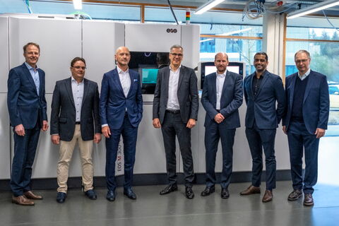 v.l.n.r. Thomas Weitlaner/EOS, Markus Axtner/MT Aerospace, Hans Steininger/MT Aerospace, Markus Glasser/EOS, Christian Hackenberg/MT Aerospace, Vinu Chaprayil Vijayan & Dietmar Frank beide EOS vor EOS M 300-4 © EOS