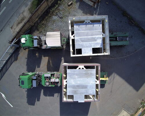 Der Starttisch für die Ariane 6 bei der Inspektion im Werk Ende November 2017 (links, ©ESA) und der Schwertransport der ersten Mastteile zum Verschiffen nach Kourou (rechts, ©MT Aerospace AG).