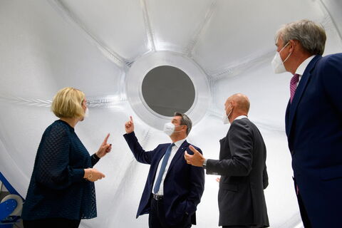 (vlnr) Eva Weber (Oberbürgermeisterin von Augsburg), Dr. Markus Söder, Hans Steininger (CEO MT Aerospace) u. Dr. Michael Haidinger (Präsident von Boeing Deutschland, Zentral- u. Osteuropa, Benelux u. Nordeuropa) vor einer Tank-Domkappe ©Bay. Staatskanzlei